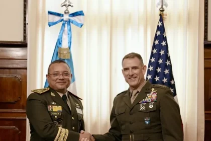 El jefe del Comando Sur de Estados Unidos viaja a Guatemala tras la polémica por los posibles ataques aéreos