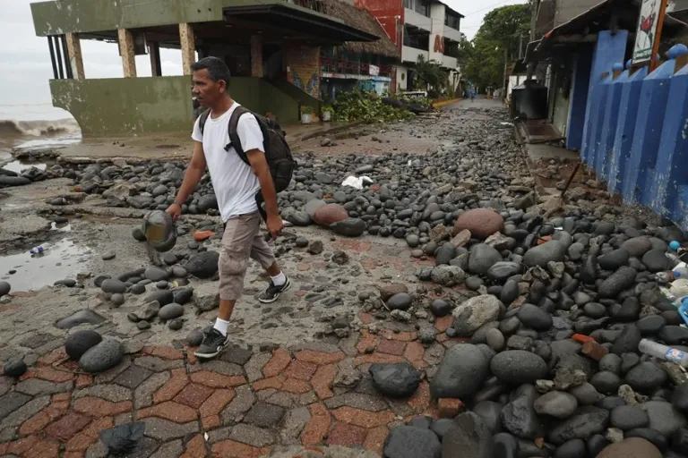 La tormenta Cristina deja a más de 200 personas en albergues e inundaciones en El Salvador | 3 | La tormenta Cristina deja a más de 200 personas en albergues e inundaciones en El Salvador - Noticias de hoy en República Dominicana | De Último Minuto