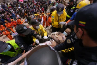 Un operativo de rescate de casi 23 horas aviva la esperanza en Venezuela tras terremoto