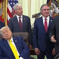 Trump se queda dormido durante un anuncio oficial en el Despacho Oval
