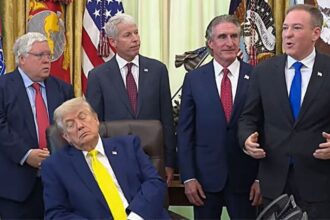 Trump se queda dormido durante un anuncio oficial en el Despacho Oval