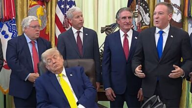 Trump se queda dormido durante un anuncio oficial en el Despacho Oval