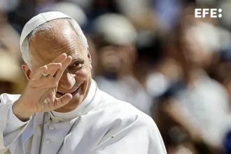 El papa recibe un balón del Mundial de manos de los embajadores de México, EEUU y Canadá - Noticias de hoy en República Dominicana | De Último Minuto