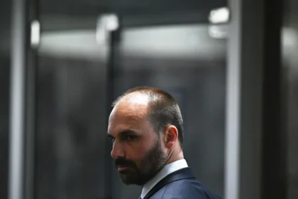 El Supremo de Brasil juzgará a Eduardo Bolsonaro el 16 de junio por torpedear el juicio de su padre