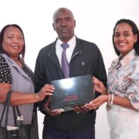 Regional 03 de Educación en Azua entrega laptop a estudiante destacado para apoyar sus estudios - Noticias de hoy en República Dominicana | De Último Minuto