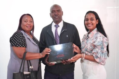 Regional 03 de Educación en Azua entrega laptop a estudiante destacado para apoyar sus estudios - Noticias de hoy en República Dominicana | De Último Minuto