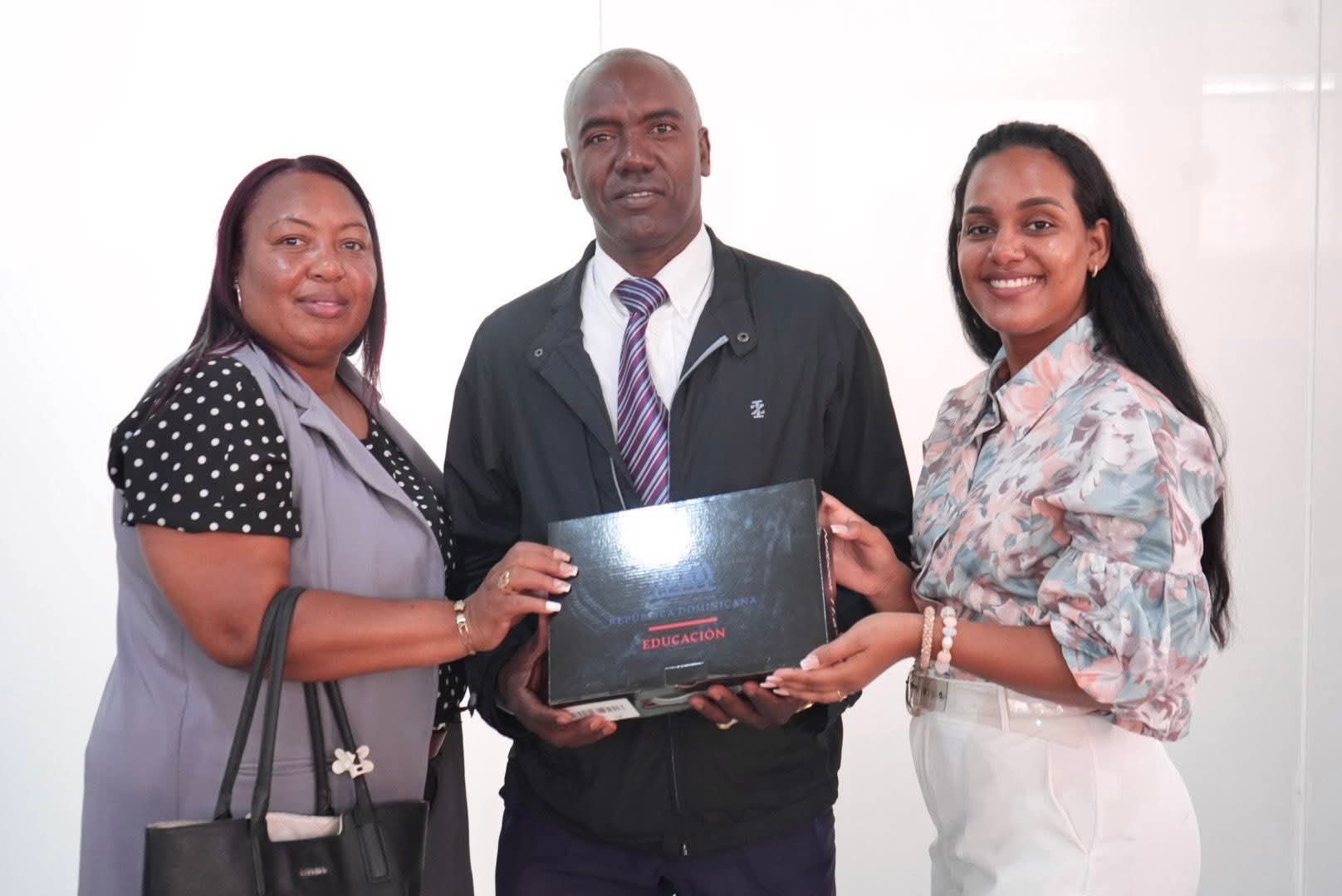 Regional 03 de Educación en Azua entrega laptop a estudiante destacado para apoyar sus estudios - Noticias de hoy en República Dominicana | De Último Minuto