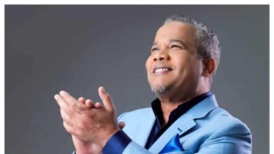 Héctor Acosta interpreta “Paz en Medio de la Tormenta” en solidaridad con Venezuela durante inauguración de Arena Banreservas