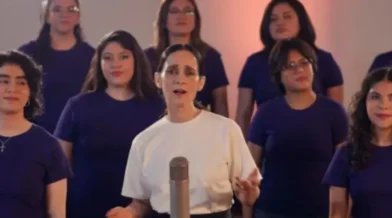 Reportan que Julieta Venegas dejaría de promocionar “La Niña Futbolista” tras controversia