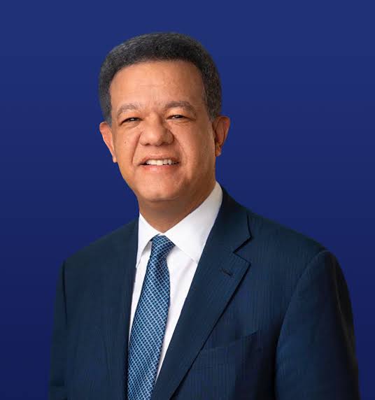 Leonel Fernández pide al Gobierno reducir los precios de los combustibles