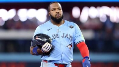 Vladimir Guerrero Jr. abandona juego por rigidez en la espalda, pero Toronto descarta gravedad - Noticias de hoy en República Dominicana | De Último Minuto