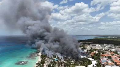 Continúan las labores para sofocar incendio en hotel Viva Wyndham Dominicus Beach - Noticias de hoy en República Dominicana | De Último Minuto