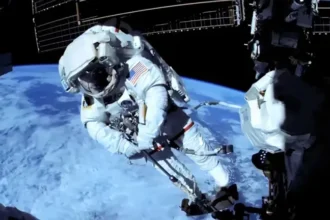 Astronautas de la NASA reparan un brazo robótico de la EEI en caminata espacial de siete horas