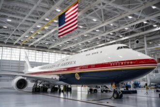 Trump desvela el nuevo Air Force One, un Boeing de lujo con los colores de la bandera