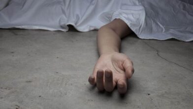 Mujer muere presuntamente envenenada por su pareja en una cabaña de Baní