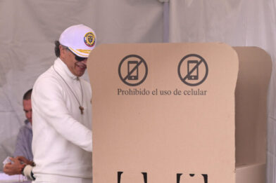 Petro denuncia "muchas irregularidades" en reñida votación que gana De la Espriella - Noticias de hoy en República Dominicana | De Último Minuto