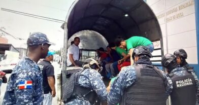 Trasladan decenas de reclusos desde cárcel preventiva de Moca al CCR La Isleta