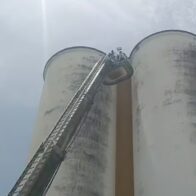 Tres hombres quedan atrapados en silos del Inespre en La Vega y son rescatados por bomberos