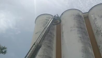 Tres hombres quedan atrapados en silos del Inespre en La Vega y son rescatados por bomberos