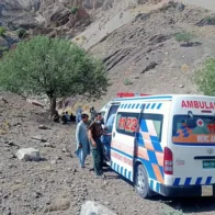 Al menos 40 muertos tras caer un autobús con exceso de pasajeros por un barranco en Pakistán