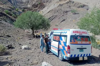 Al menos 40 muertos tras caer un autobús con exceso de pasajeros por un barranco en Pakistán