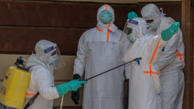 Congo eleva a 828 los fallecidos y a 2,124 los casos confirmados por brote de ébola