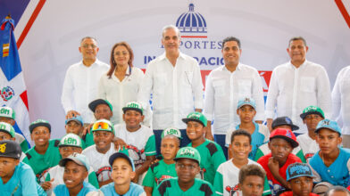 Abinader inaugura play en Samaná