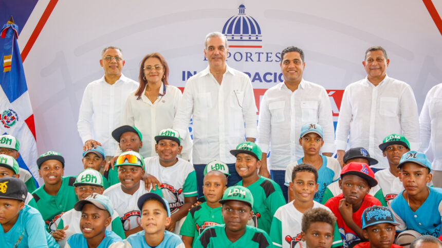 Abinader inaugura play en Samaná