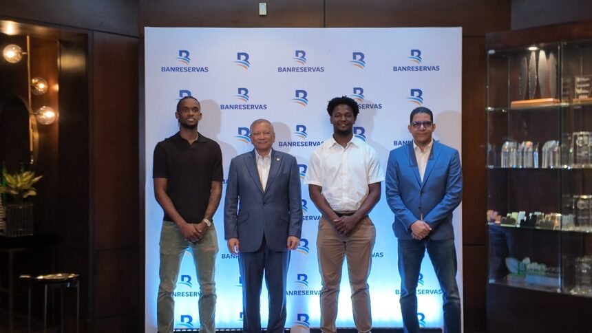 Banreservas fortalece su apoyo al baloncesto incorporando como embajadores a Jean Montero y Andrés Feliz