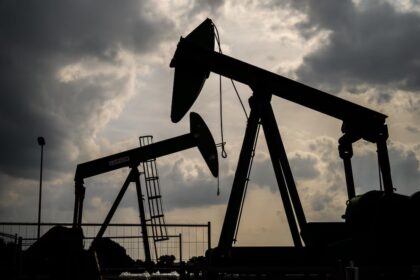 El barril de petróleo Brent alcanzó los 100 dólares por la extensión de la guerra en Medio Oriente