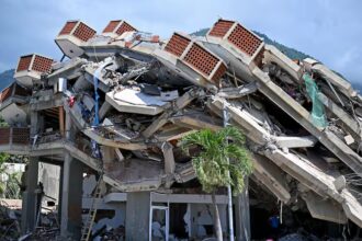 Venezuela demuele el primer edificio en la región devastada por los recientes terremotos
