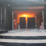 Incendio afecta tienda de muebles en Villa Consuelo; bomberos despliegan unidades para controlar las llamas