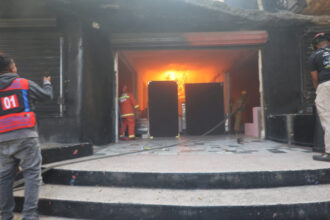 Incendio afecta tienda de muebles en Villa Consuelo; bomberos despliegan unidades para controlar las llamas
