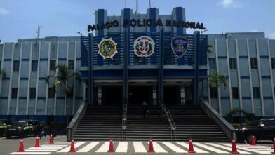 Arrestan a dos policías y dos civiles con 10 paquetes de presunta cocaína en Santo Domingo Este