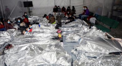 Rescatan a 16 niños que vivían confinados en una habitación en Ohio