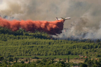 El incendio al oeste de la francesa Perpiñán se reaviva y deja ya 1.500 hectáreas quemadas