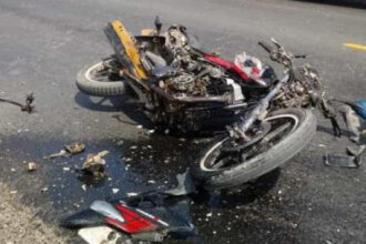 Dos hombres mueren en accidente entre motocicleta y automóvil en Azua