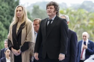 Milei fue condecorado en Brasil en medio de su viaje para el lanzamiento de la candidatura de Flávio Bolsonaro