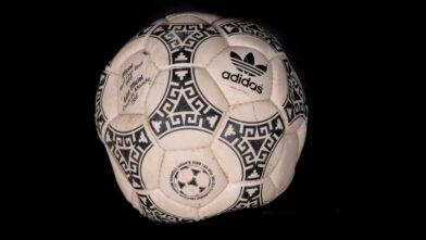 Subastan la pelota con la que Maradona anotó sus históricos goles ante Inglaterra en México 86: el millonario precio base