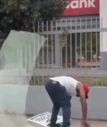 Captan a hombre destruyendo una señal de tránsito en plena vía pública de Santo Domingo