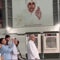 Político en India genera críticas por presuntamente utilizar un aire acondicionado portátil durante sus recorridos