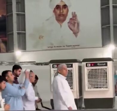 Político en India genera críticas por presuntamente utilizar un aire acondicionado portátil durante sus recorridos