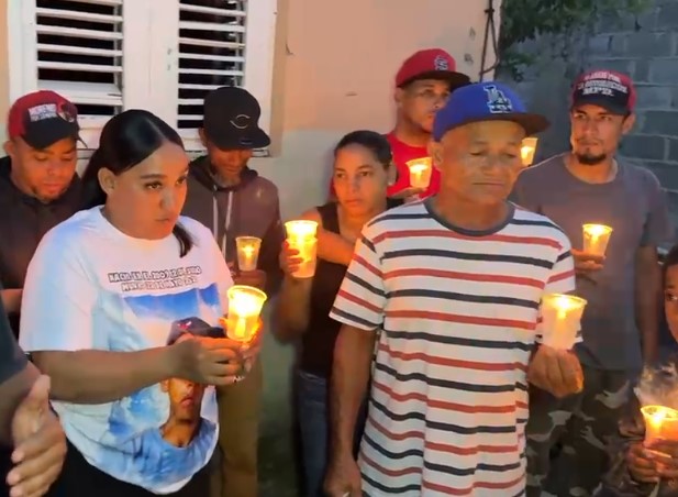 Falpo realiza encendido de velas para exigir justicia por la muerte de Ángel Manuel Luna
