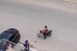 Motoristas rompen cristales de vehículo tras presunto intento de atraco a conductora en La Ciénaga