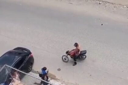 Motoristas rompen cristales de vehículo tras presunto intento de atraco a conductora en La Ciénaga