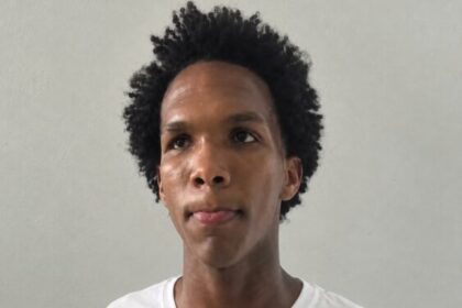 Buscan a joven acusado de agredir a su expareja de 15 años; adolescente permanece en estado crítico
