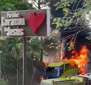 Autobús de Caribe Tours se incendia en Jarabacoa; bomberos controlan el fuego y tránsito resulta afectado