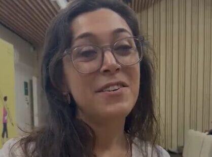 La IA puede fortalecer la credibilidad del periodismo frente a la desinformación, afirma experta argentina
