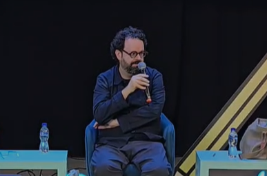Periódico El País no utiliza IA para escribir artículos, afirma subdirector Javier Lafuente