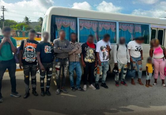 Detienen a dos dominicanos por transportar a 11 haitianos en condición migratoria irregular